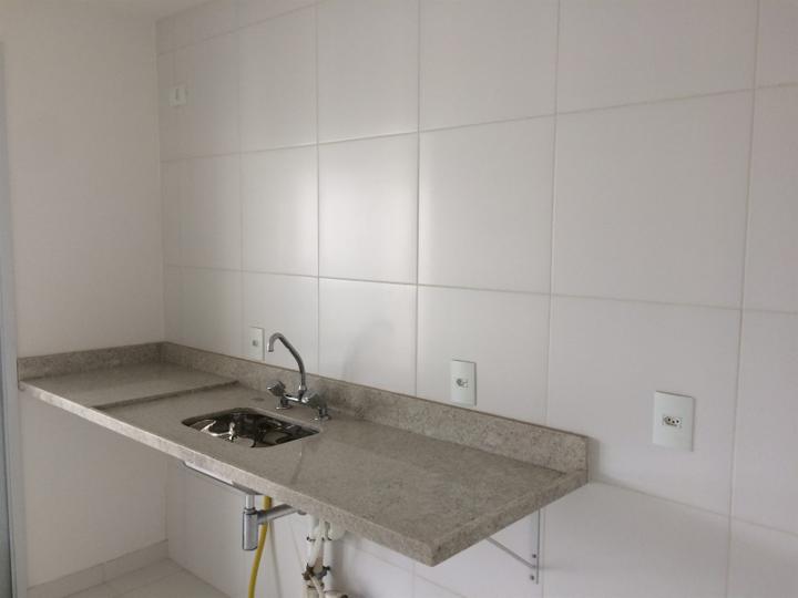 Cozinha de apartamento crua, antes da reforma