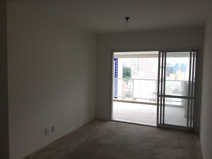 Sala de apartamento vazia, antes da reforma