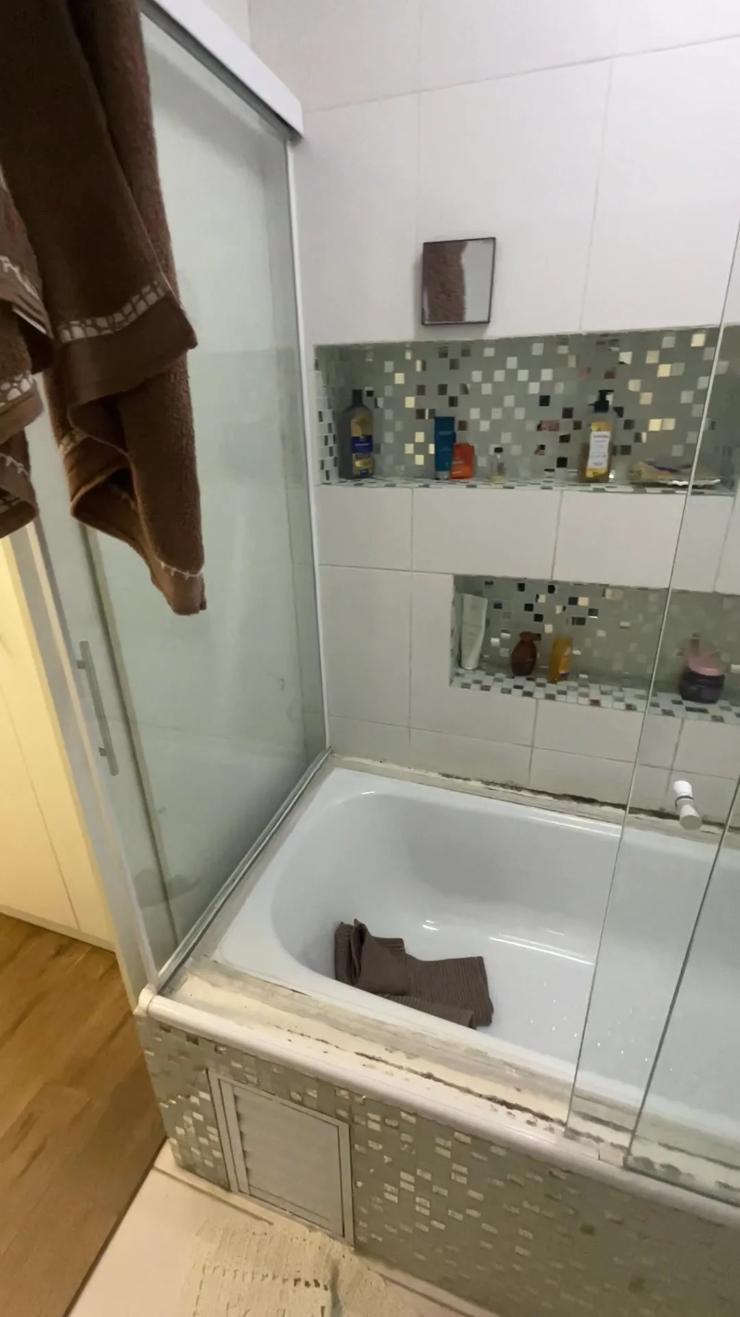 Banheiro da suíte na situação atual